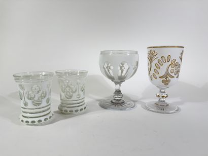 Ensemble de 4 pièces en verres overlay blanc...