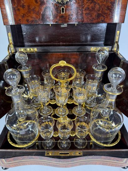 Cave à liqueur en plaquage de loupe d'ormes...