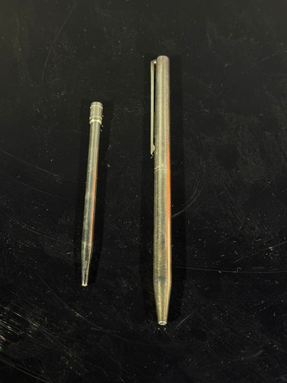 S.T DUPONT 

Stylo en métal argenté 

Signé...