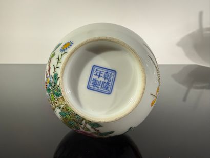 Chine, XXe

Ensemble de deux vases : 

-...