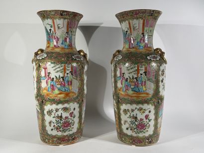 CHINE, début du XXe

Paire de vases en porcelaine...