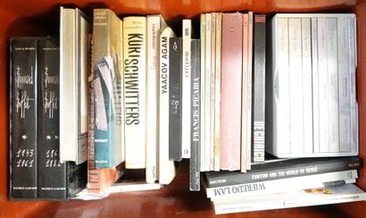 Manette d'ouvrages et monographies comprenant...