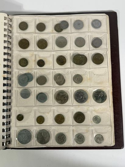 Un album de pièces de monnaies diverses