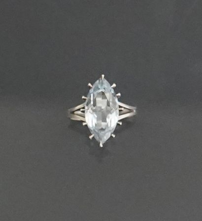 Bague en argent ornée d'une aigue-marine...