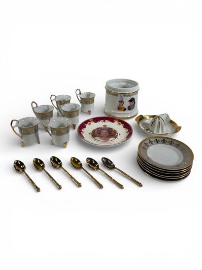Ensemble d'objets en porcelaine comprenant...