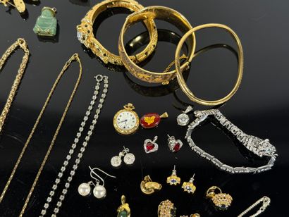 Ensemble de bijoux fantaisie comprenant des...