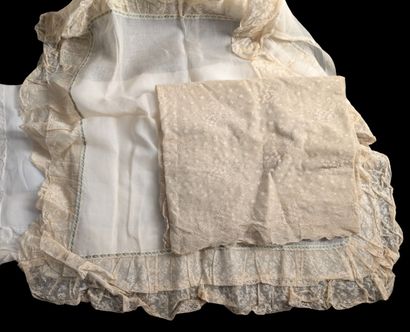 Lot de pièces de forme et paires de taies,...