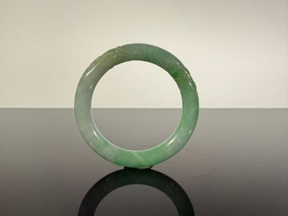 Bracelet jonc en jadéite vert pomme, orné...