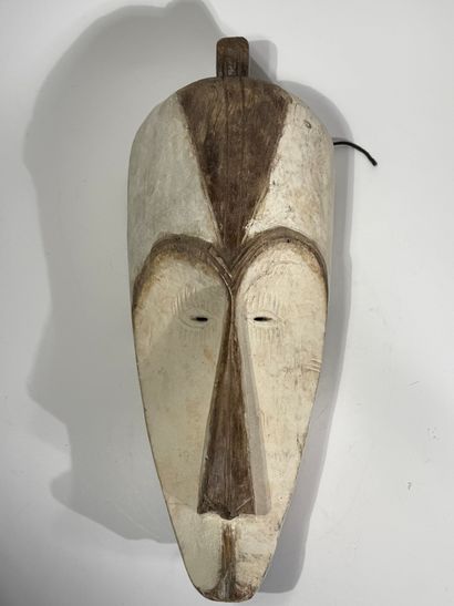 Masque africain de type Fang en bois sculpté...