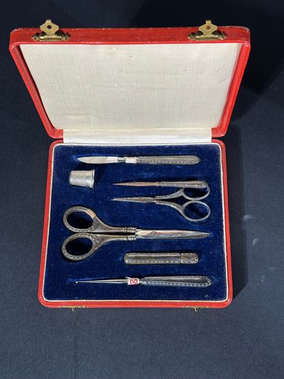 Sewing set in silver 800 thousandths comprising...