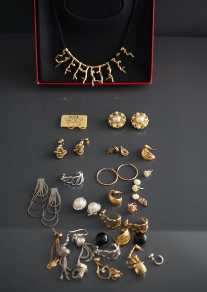 Réunion de bijoux fantaisie comprenant des...