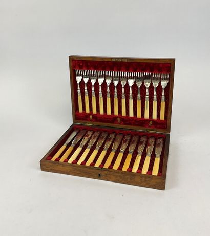 Set of twelve silver-plated fish-cutting...