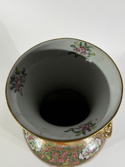 CHINE, début du XXe

Paire de vases en porcelaine...