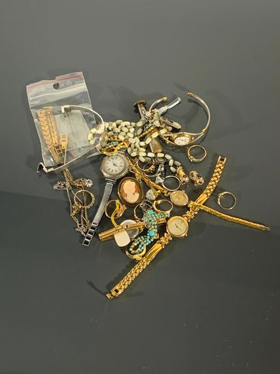 Réunion de bijoux fantaisie comprenant colliers,...