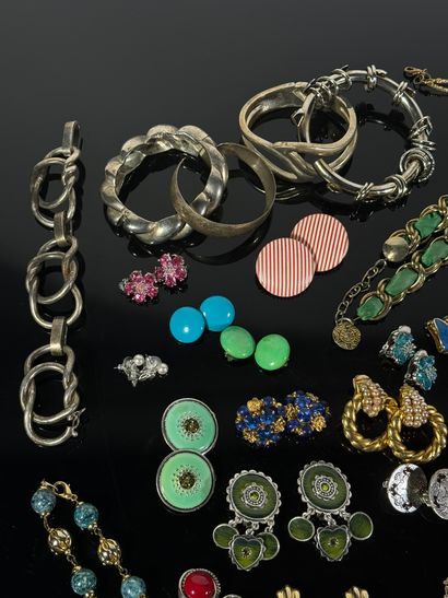 Fort lot de bijoux fantaisie divers comprenant...