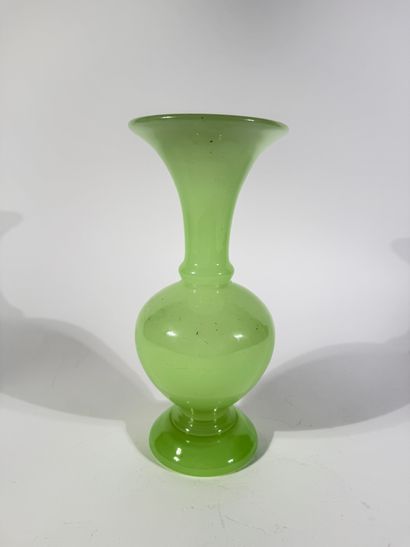 Paire de vase de forme balustre en opaline...
