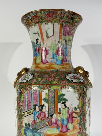 CHINE, début du XXe

Paire de vases en porcelaine...