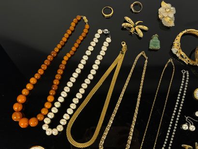 Ensemble de bijoux fantaisie comprenant des...