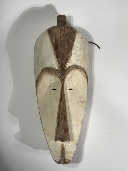 Masque africain de type Fang en bois sculpté...