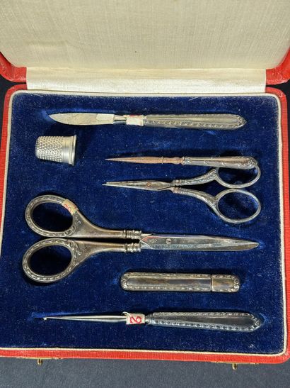 Sewing set in silver 800 thousandths comprising...
