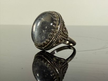 Originale bague en métal argenté surmonté...