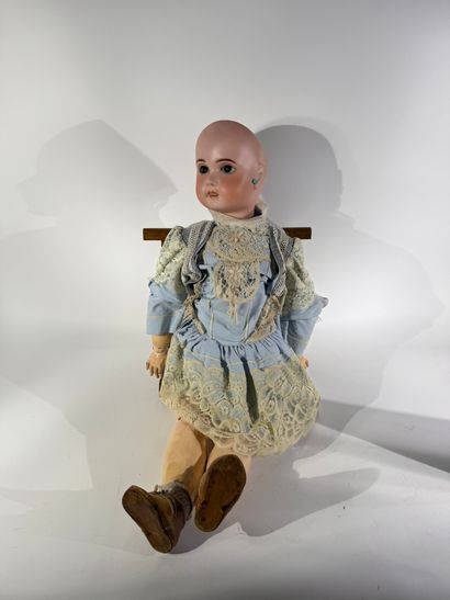 Grande poupée avec tête en porcelaine, corps...