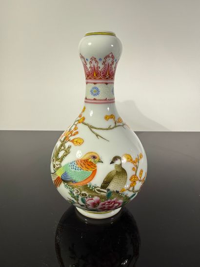 Chine, XXe

Ensemble de deux vases : 

-...