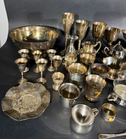 Important lot d'objets en métal argenté et...
