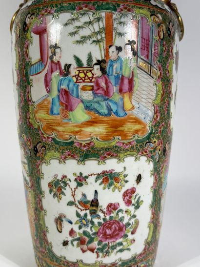 CHINE, début du XXe

Paire de vases en porcelaine...