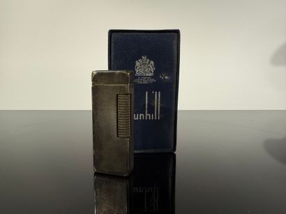 DUNHILL

Briquet en métal argenté

Numéroté...