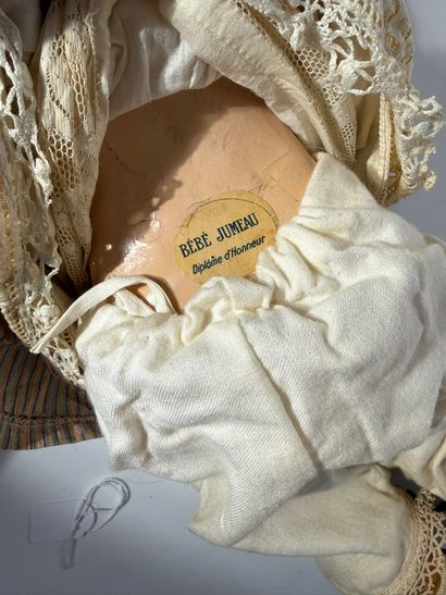 SFBJ

Poupée avec tête en porcelaine, corps...