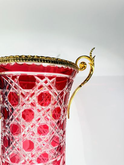 Dans le goût de Baccarat

Imposant vase balustre...