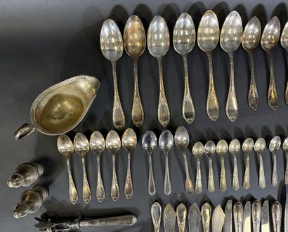 Partie de ménagère et objets en métal comprenant...