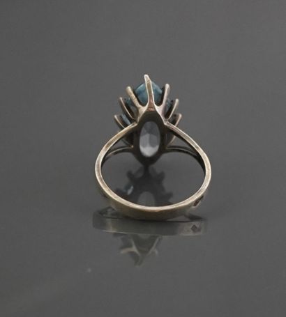 Bague en argent ornée d'une aigue-marine...