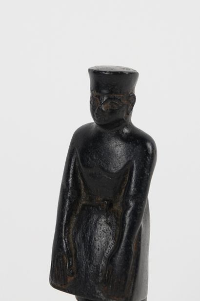 Statuette représentant un prêtre marchant...