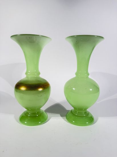 Paire de vase de forme balustre en opaline...