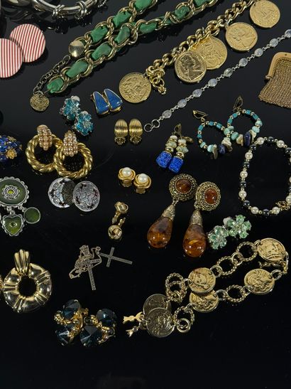 Fort lot de bijoux fantaisie divers comprenant...