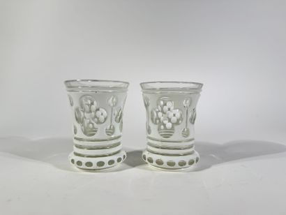Ensemble de 4 pièces en verres overlay blanc...