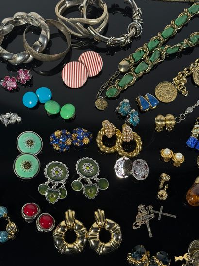 Fort lot de bijoux fantaisie divers comprenant...