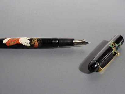 NAMIKI
Stylo plume en laque de chine noire,...