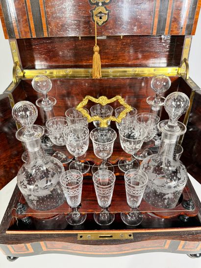 Cave à liqueur en plaquage de loupe d'ormes...