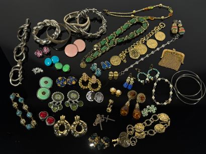 Fort lot de bijoux fantaisie divers comprenant...