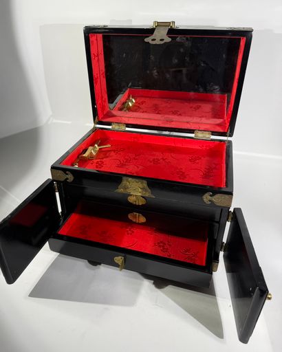 JAPON, XXe

Coffret à bijoux en bois laqué...