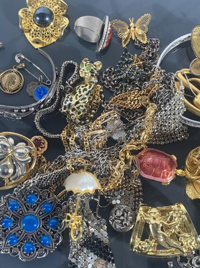 Réunion de bijoux fantaisie comprenant :...