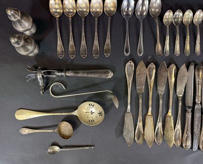 Partie de ménagère et objets en métal comprenant...