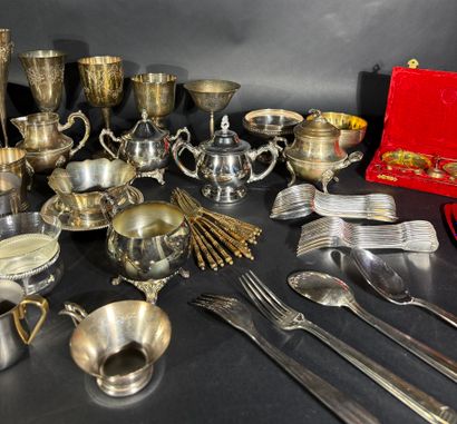 Important lot d'objets en métal argenté et...