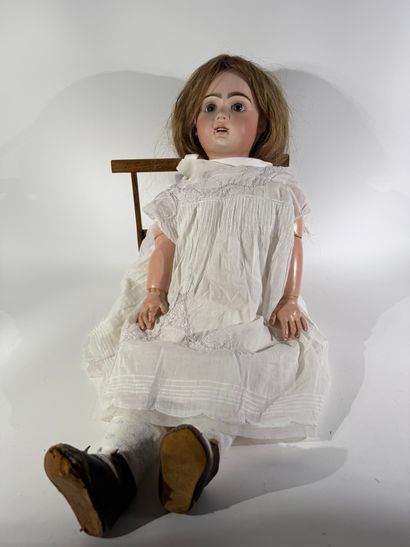 Grande poupée avec tête en porcelaine, corps...