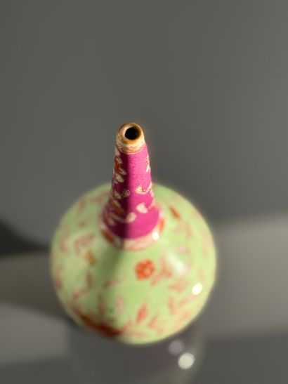 CHINE XIX
Vase en porcelaine émaillée polychrome...