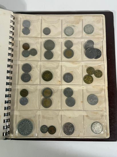 Un album de pièces de monnaies diverses