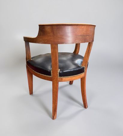 Fauteuil en bois, assise en cuir noir 

Dimensions...